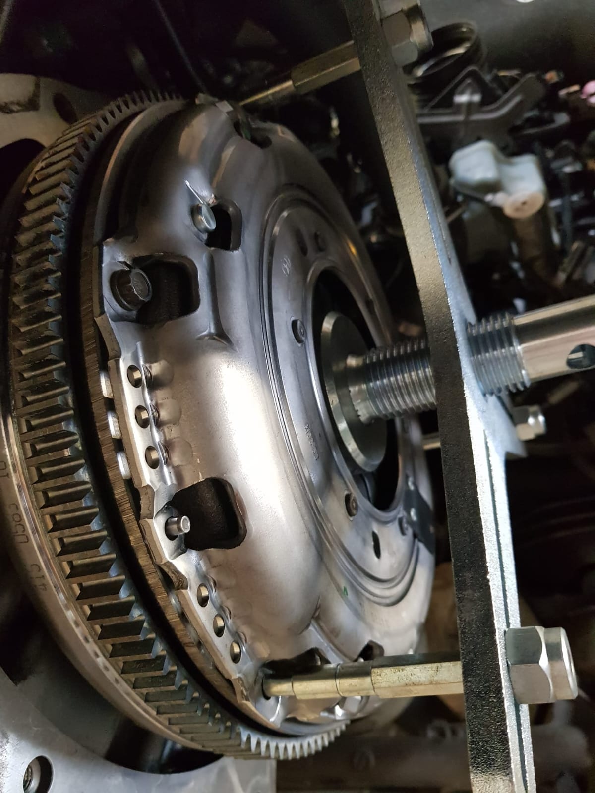 Kupplung Vorspannen bis diese am Schwungrad anliegt