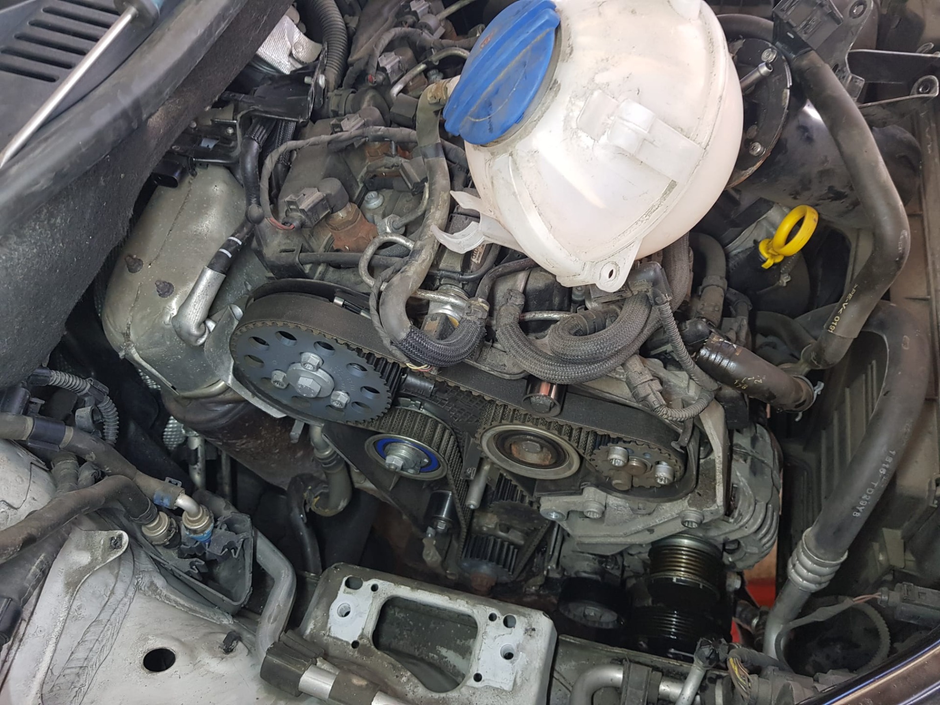 Leider kann man den Riemen beim normalen Zahnriemenwechsel nicht sehen da dieser sich hinter einem Gehäuse versteckt. Zudem steht dieser Übeltäter in keinem Wechselintervall von VW. Somit wissen viele nicht was Ihnen unter Umständen droht.