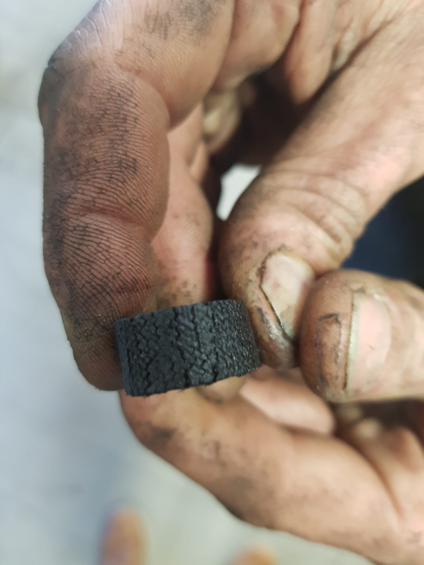 Zahnriemen einer unserer betreuten Fahrzeuge nach 148.000 km. Rissig, hart und spröde.