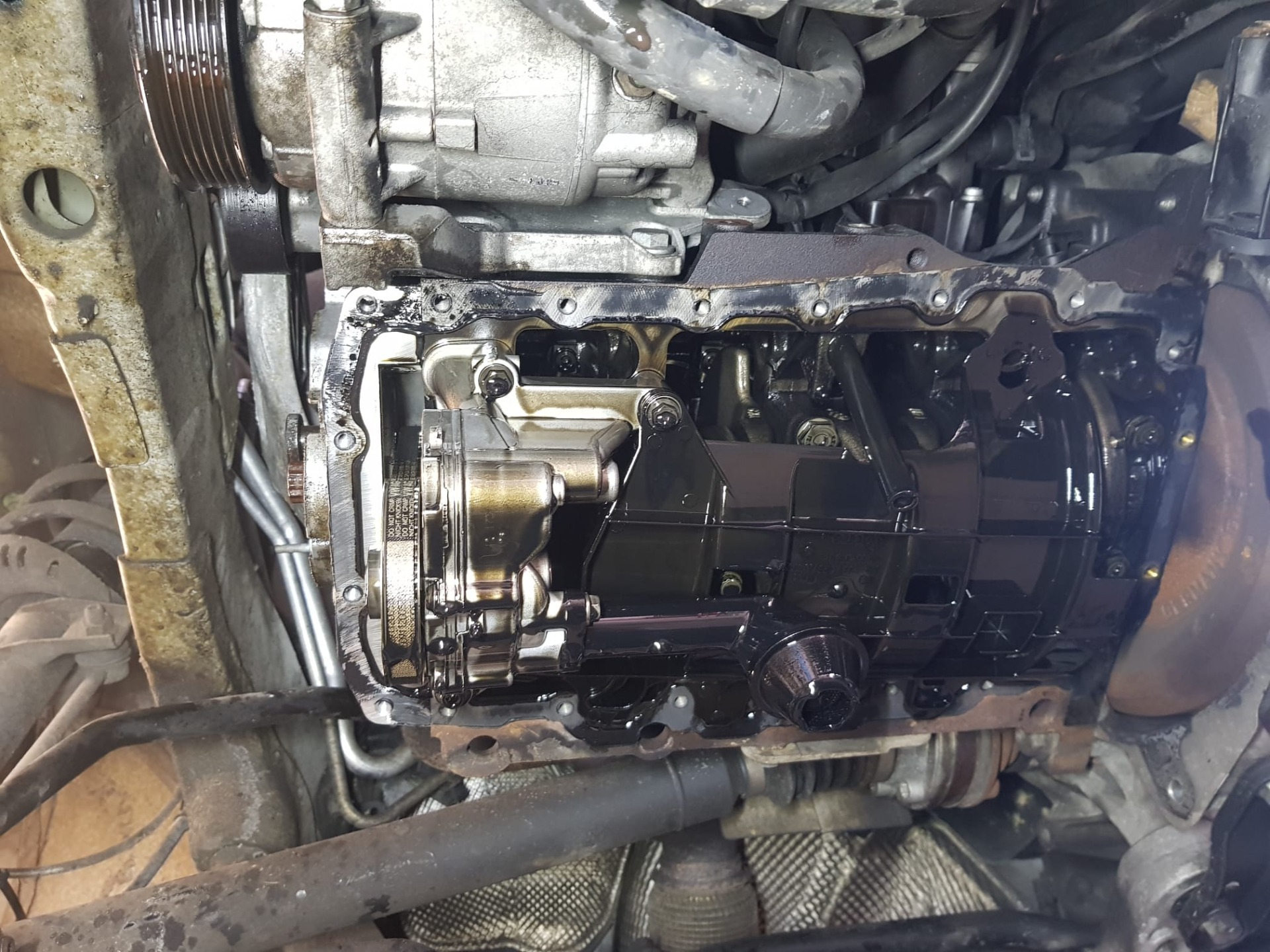 Erst nach Demontage der Ölwanne oder des Kurbelwellensimmering Deckel wird der Riemen sichtbar.