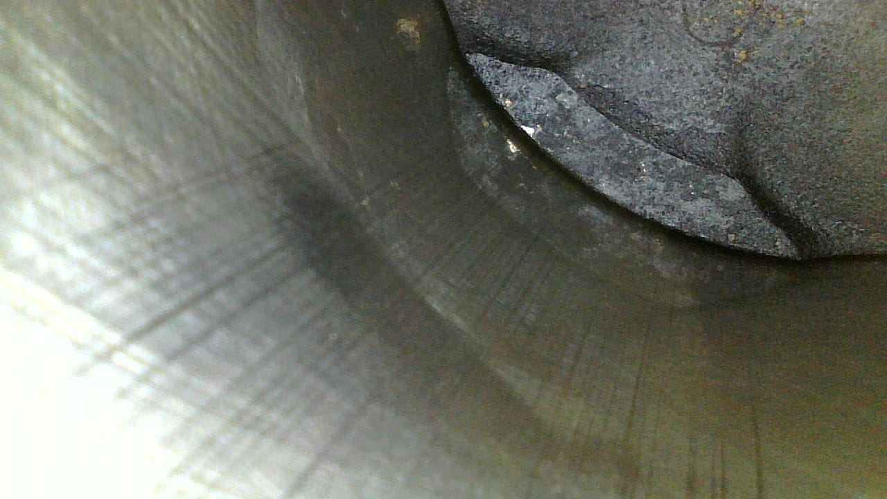 Kaltlaufspuren auf der Zylinderwand erkennbar Verursacht durch Ölkohleablagerungen an den Kolbenringen